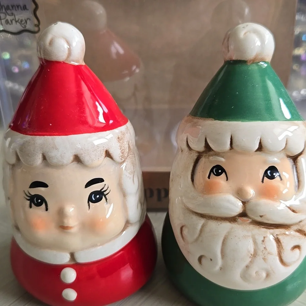 COLLECTIBLE JOHANNA PARKER SANTA & MRS. CLAUS SALT & PEPPER SHAKERS - Picture 4 of 10